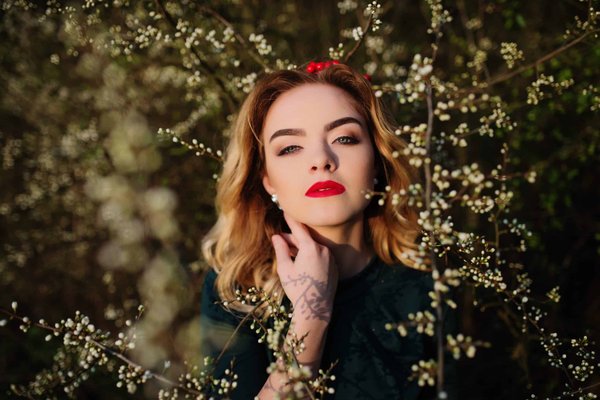 How to Style a Cropped Tweed Jacket for a Business Lunch Without Looking Outdated?